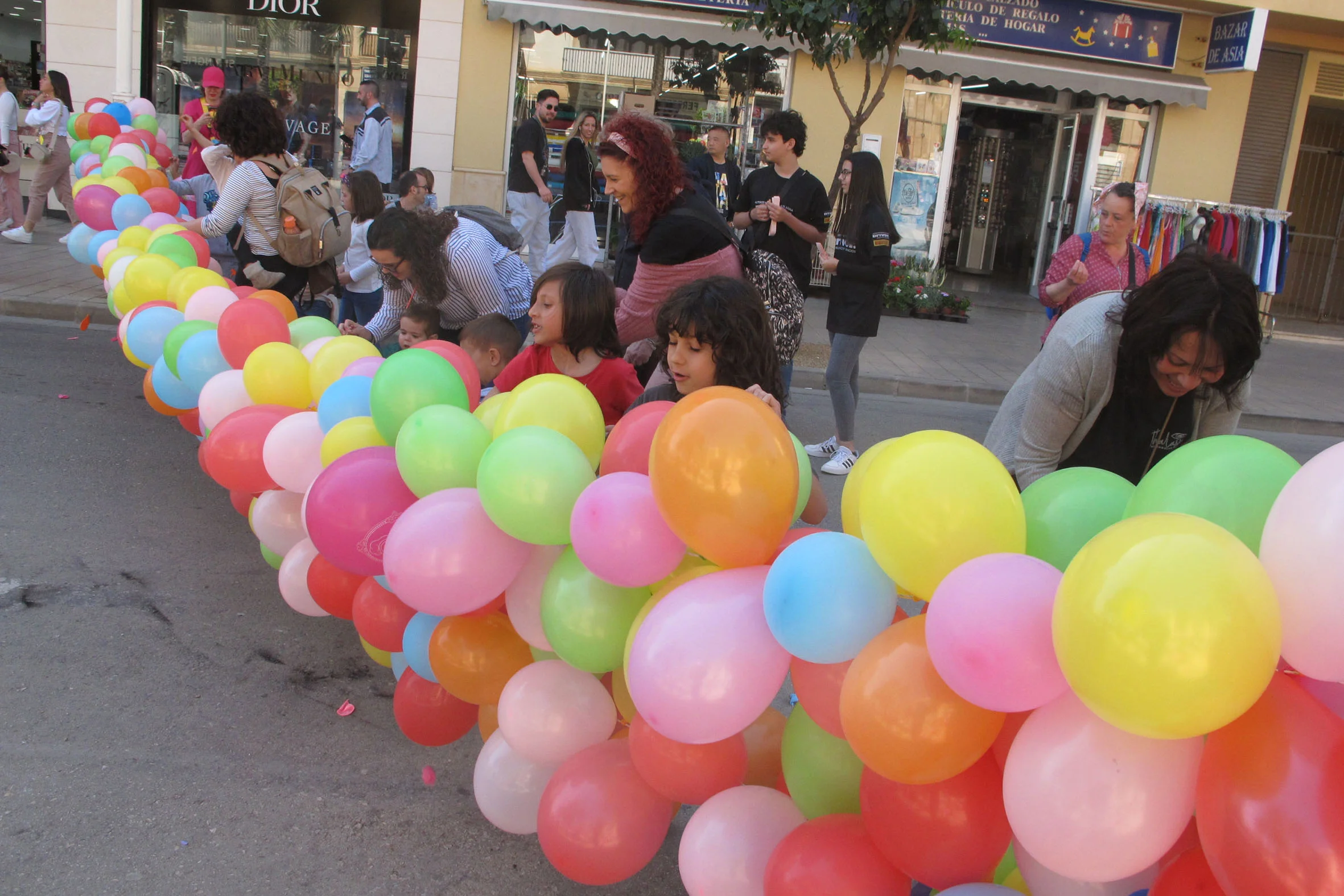 Niños en el momento de la Globotada del Mig any de festes de Loreto Xàbia