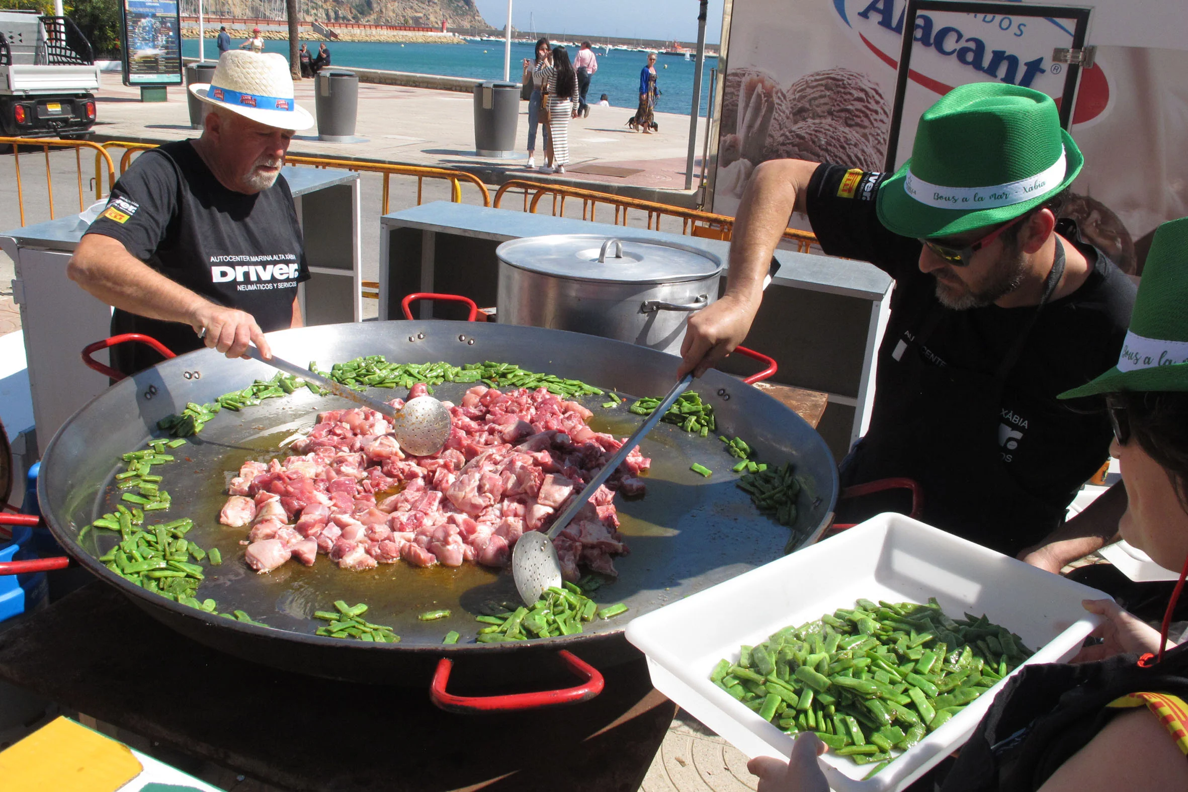 Preparación de la paella en el Mig Any de las fiestas de Loreto Xàbia