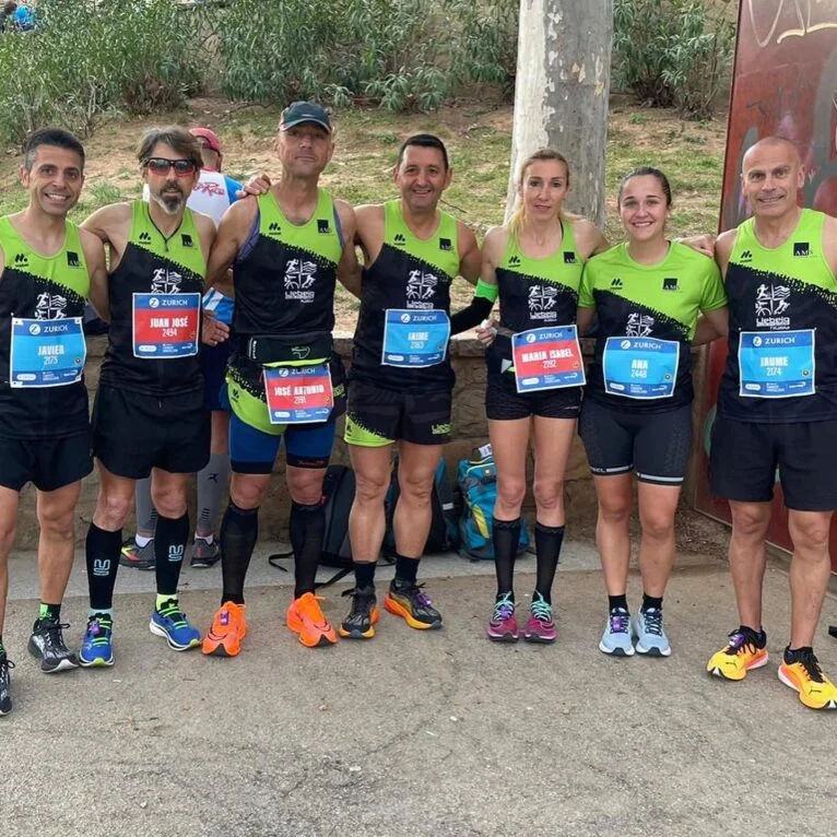 Los corredores de Xàbia al inicio de la Maratón de  Barcelona