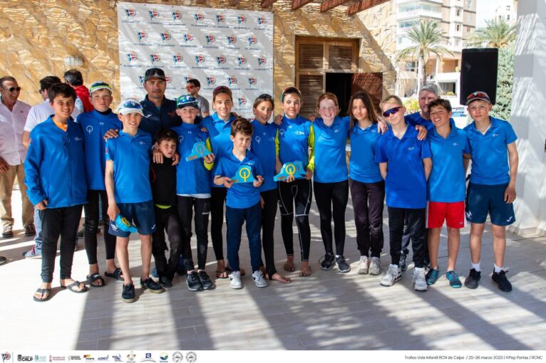 Mateo con el trofeo junto a los regatistas de Optimist