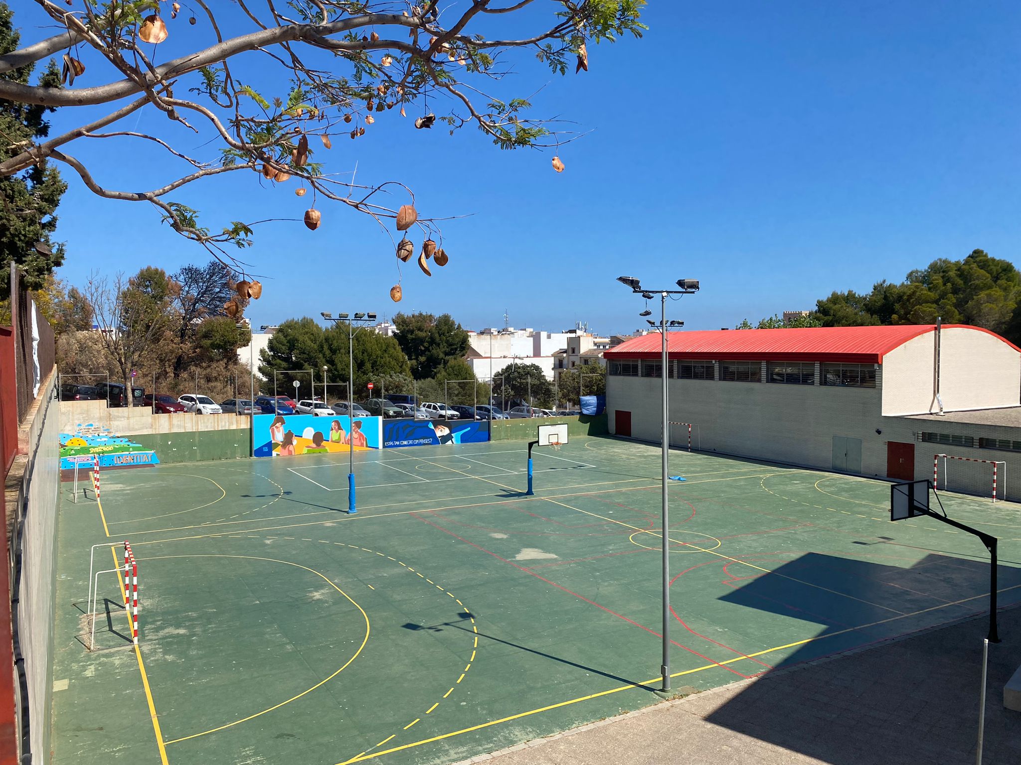 El mural de Lucia Tachó en la zona deportiva del IES Antoni Llidó