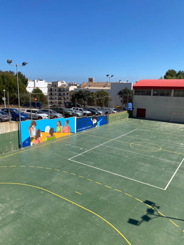 Imagen: El mural sobre el problema de las redes sociales se puede observar desde la calle