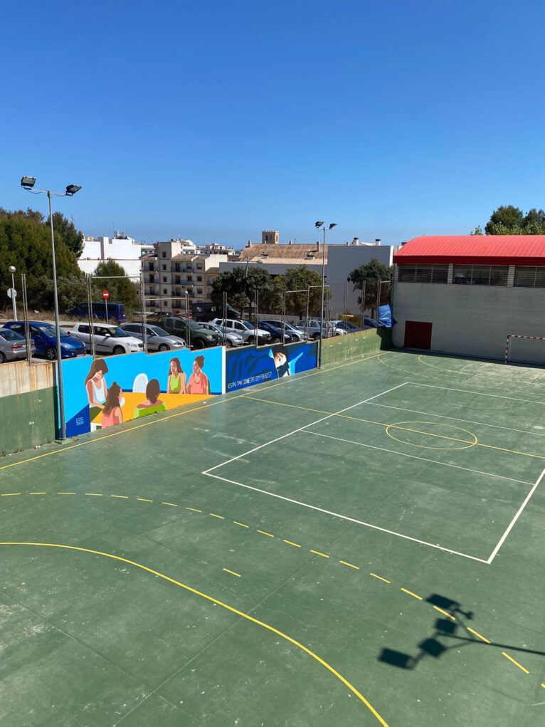 El mural sobre el problema de las redes sociales se puede observar desde la calle