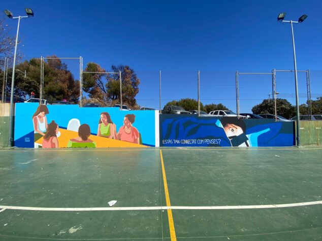 Imagen: Gran mural de la xabiera Lucia Tachó en el patio del IES Antoni Llidó