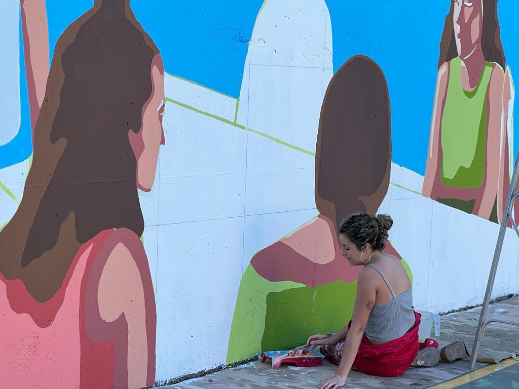 Lucia Tachó realizando el mural