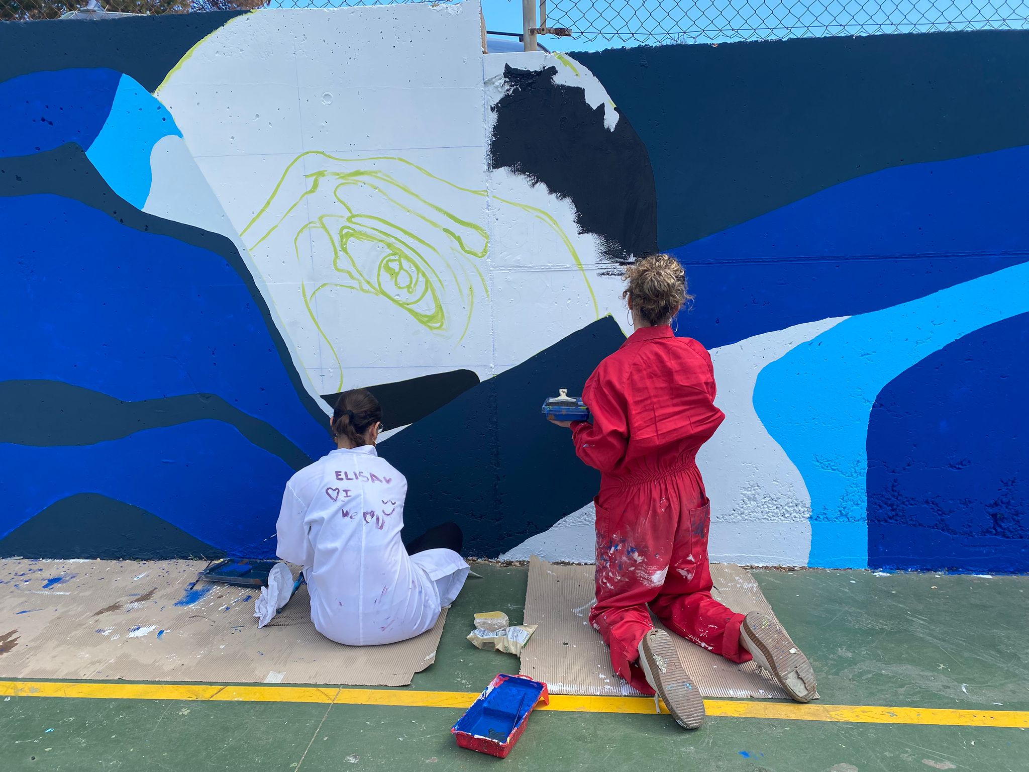 Pintando en nuevo mural del IES Antoni Llidó