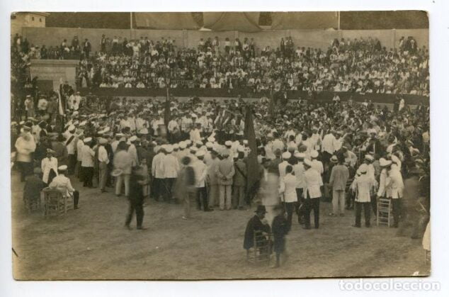 Imagen: Banda de música en la Plaza de Toros | Foto todocoleccion.net