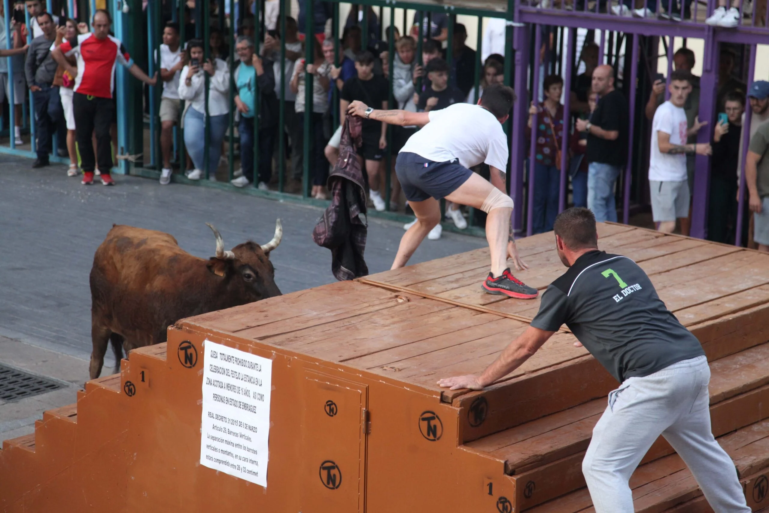 Primera sesión taurina dels Bous al Carrer en las fiestas de Jesús Nazareno 2023 (30)