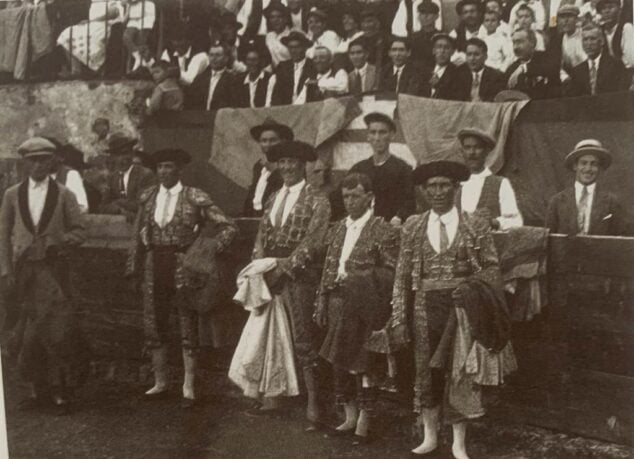 Imagen: Toreros antes de la corrida en la Plaza de Toros de Xàbia Foto Libro Aquell Poble