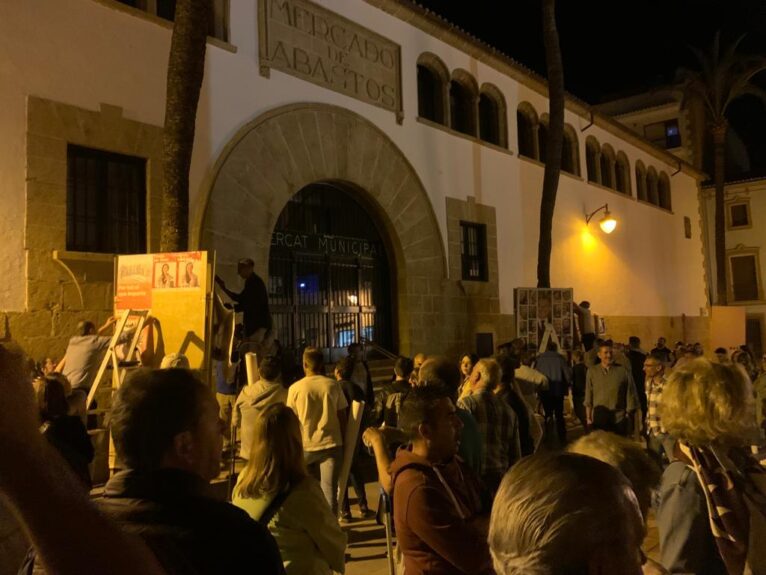 Ambiente en el pegada de carteles electorales en Xàbia