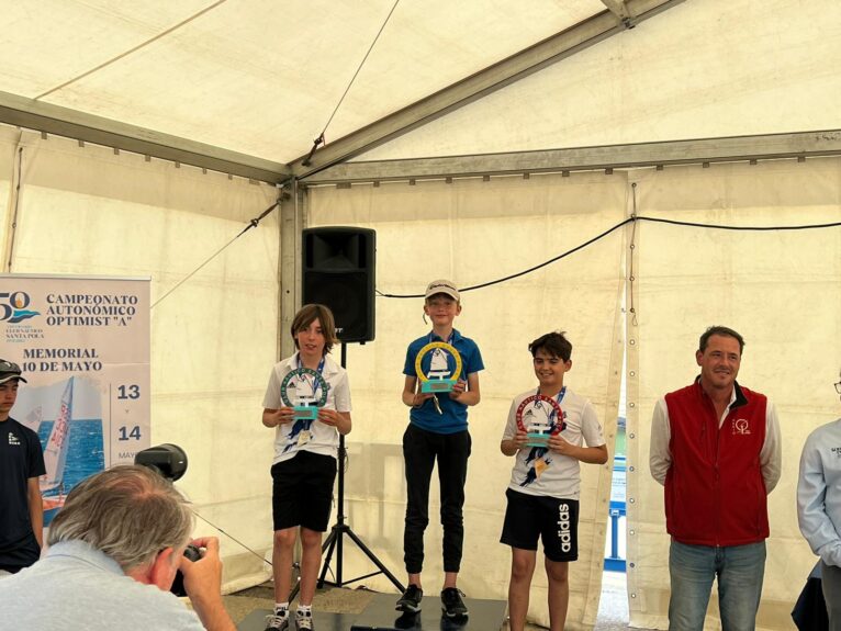 Arthur Baker en el podio del Campeonato Autonómico Optimist A