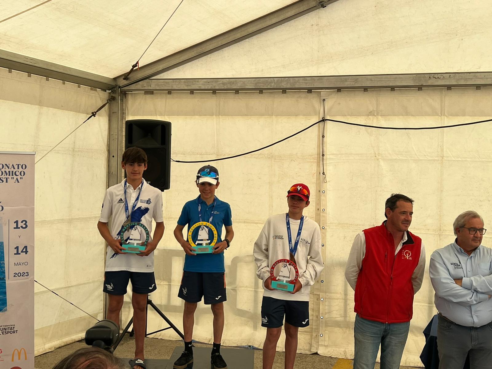 Mateo en lo alto del podio en el Campeonato Autonómico Optimist A