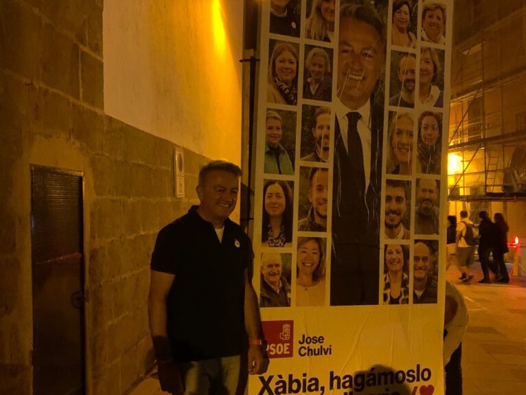 José Chulvi, candidato del PSOE, en la pegada de carteles