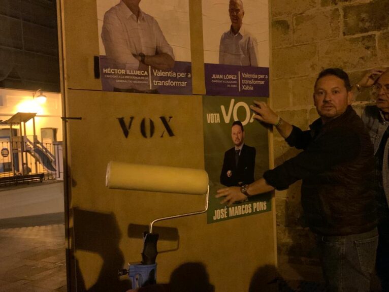 José Marcos, candidato de Vox en la pegada de carteles