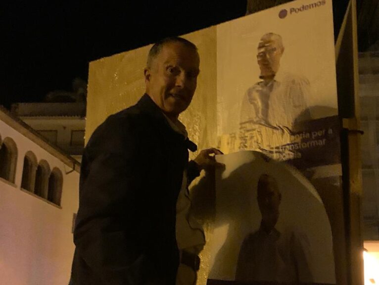 Juan López, candidato de Podem en la pegada de carteles