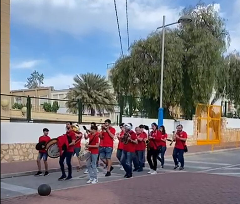 La banda de música en la despertà