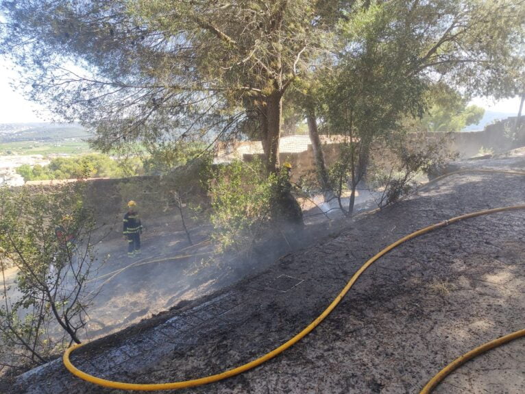 Labores de extinción del incendio en el Calvari de Xàbia | Foto PCXàbia