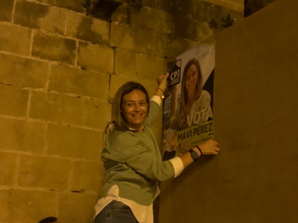 Mavi Pérez, candidata de CpJ en la pegada de carteles