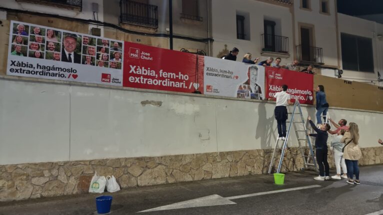 Pegada carteles PSOE Xàbia