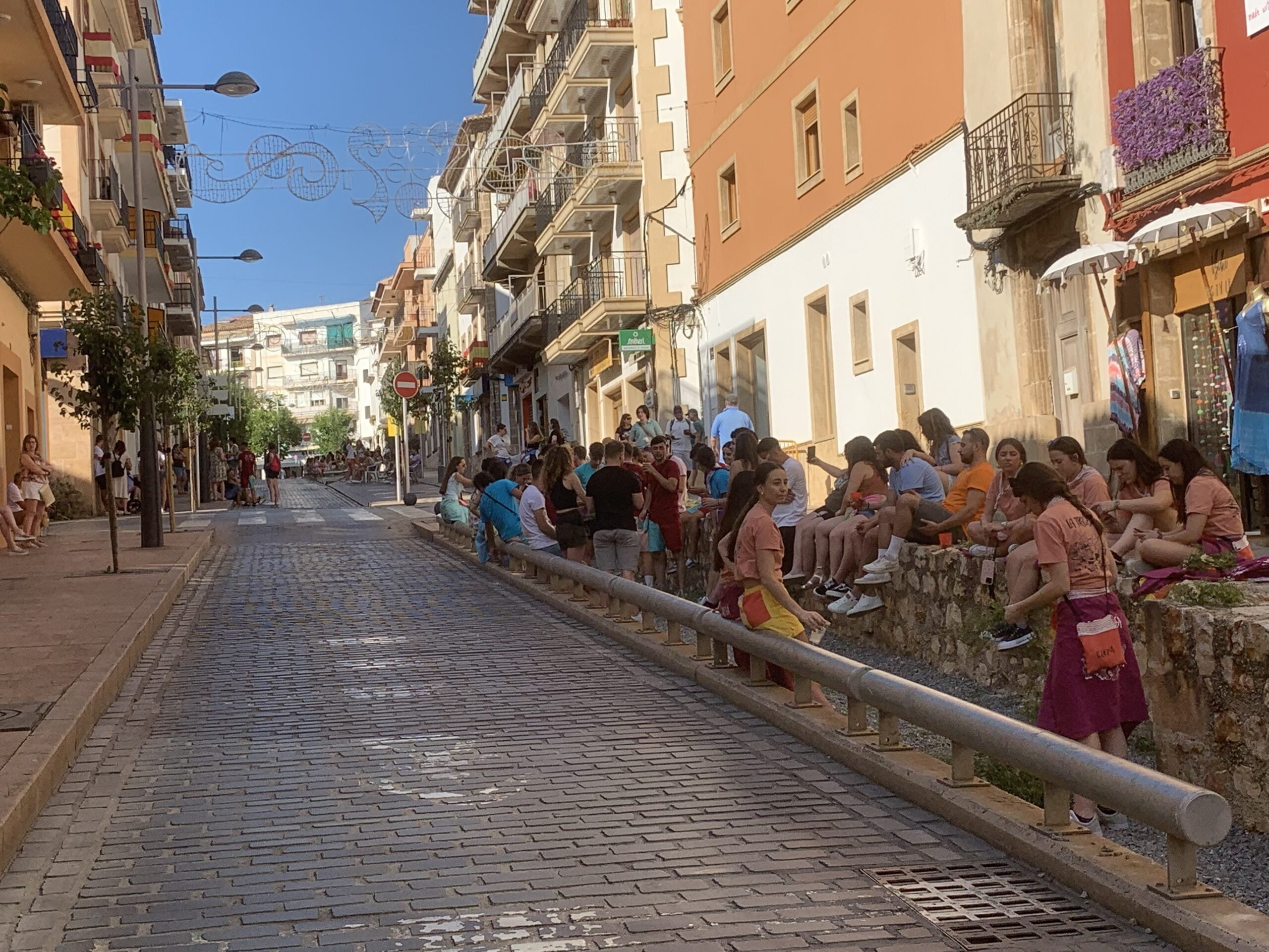 Ambiente de la calle a la espera de paso del desfile