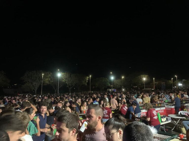 Ambiente en la espera del concierto de Camela en Xàbia