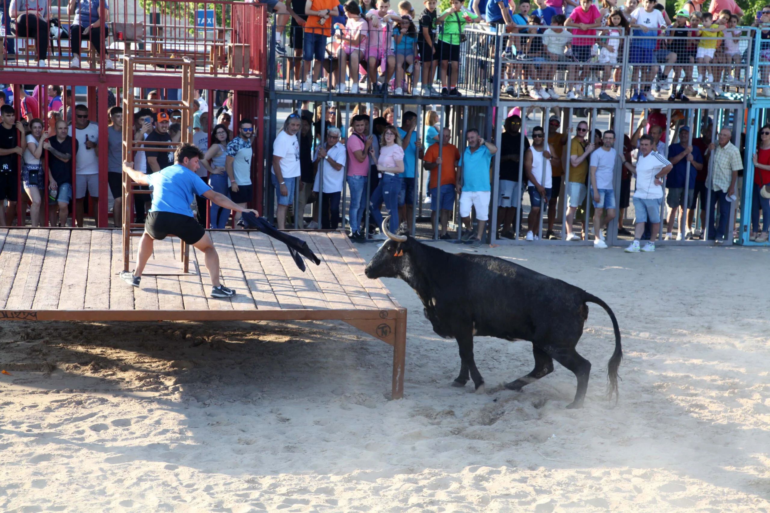 Buen ambiente en la primera sesión taurina de Fogueres Xàbia 2023 (1)