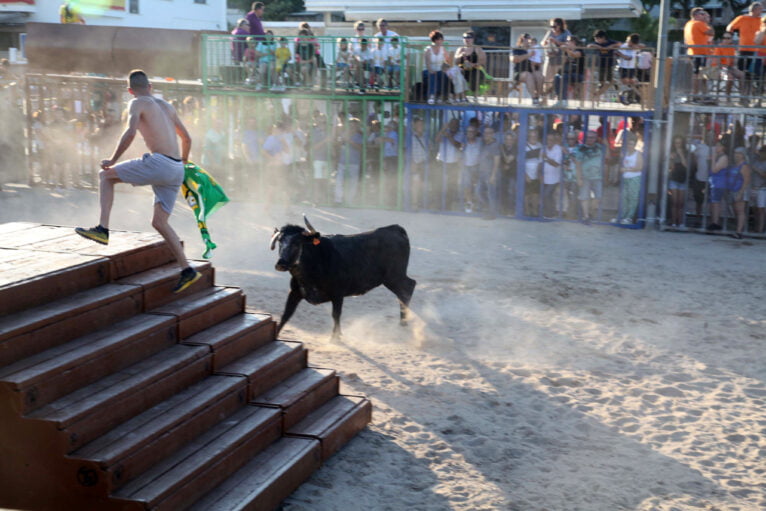 Buen ambiente en la primera sesión taurina de Fogueres Xàbia 2023 (9)