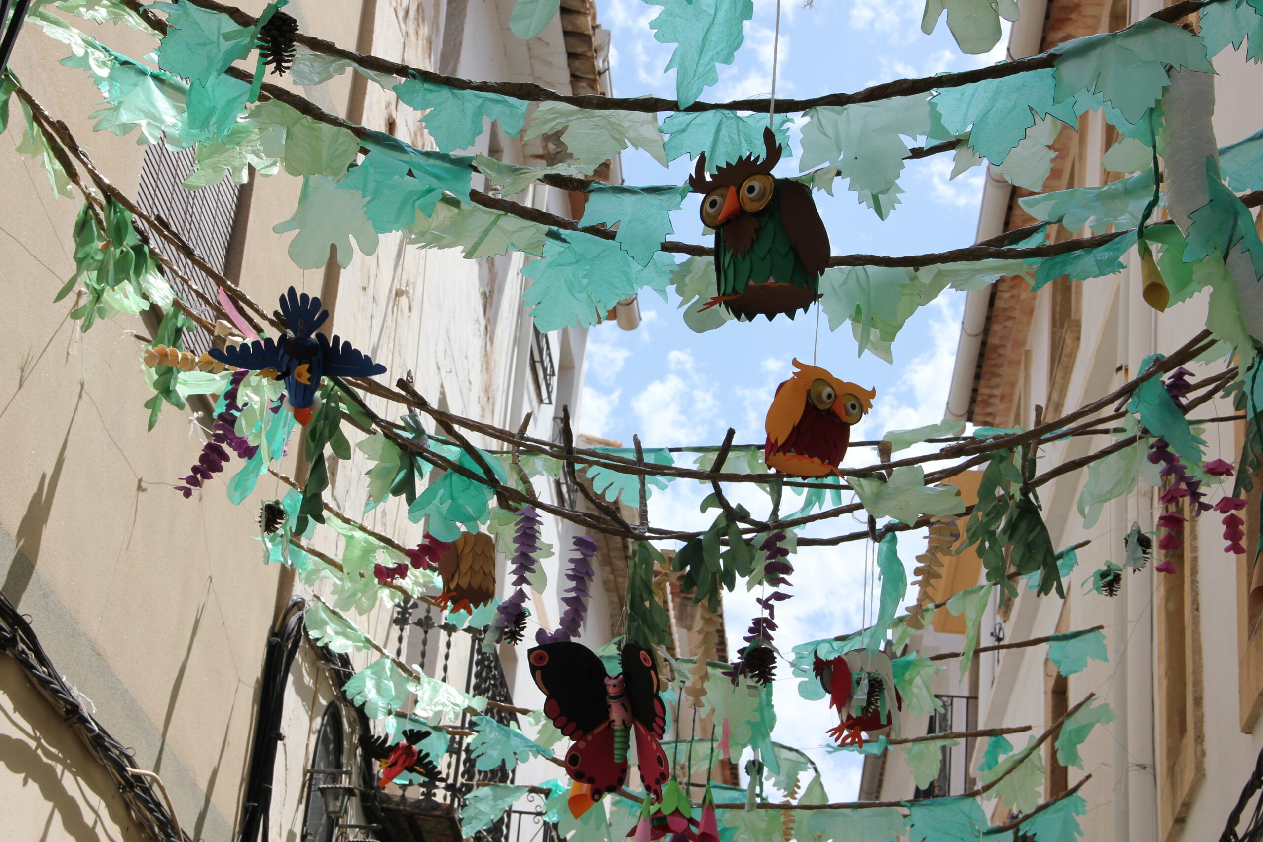 Calle Sant Pere Màrtir y su tema bosque encantado (1)