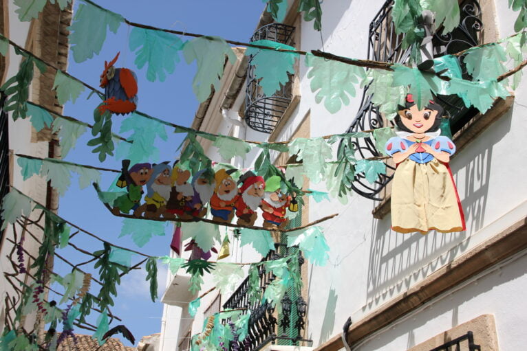 Calle Sant Pere Màrtir y su tema bosque encantado (2)