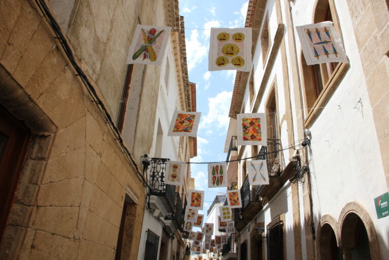 Calle Tossal de Baix y su tema la baraja de cartas española