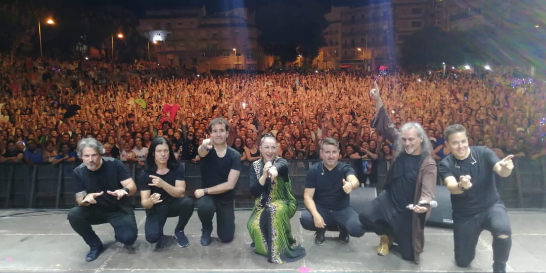 Camela y público en el concierto de Xàbia