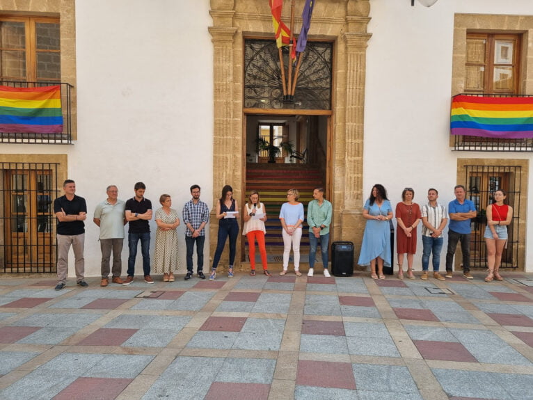 Corporación del Ayuntamiento de Xàbia durante el Día del Orgullo