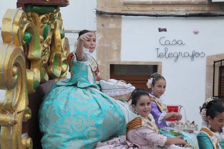 Reina infantil y sus damas en la carroza durante el desfile carrozas Fogueres Xàbia 2023