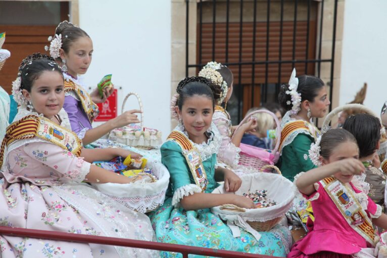 Festeras en el desfile de carrozas de Fogueres Xàbia 2023