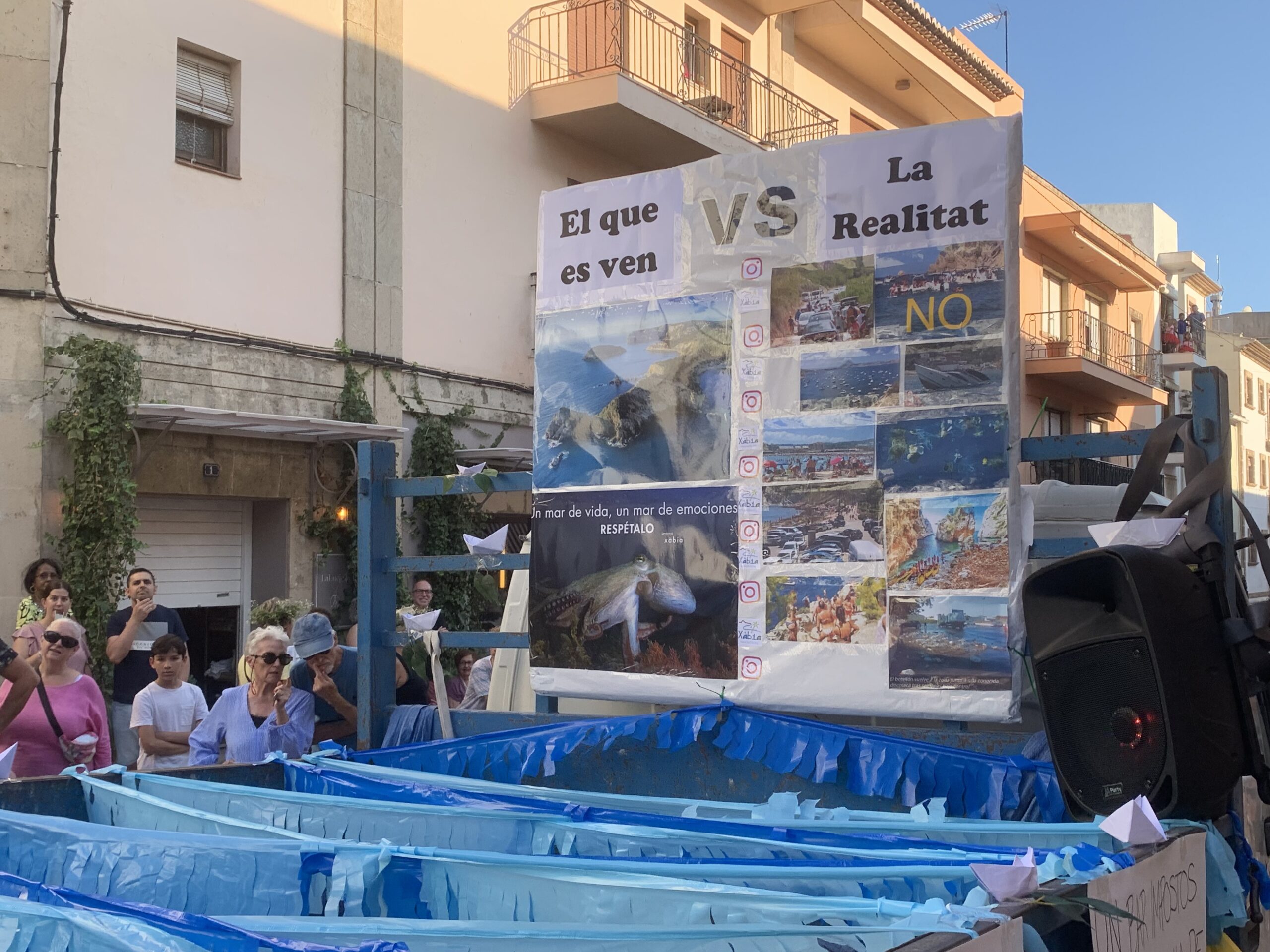 Desfile de peñas. Critica a la masificación de turismo