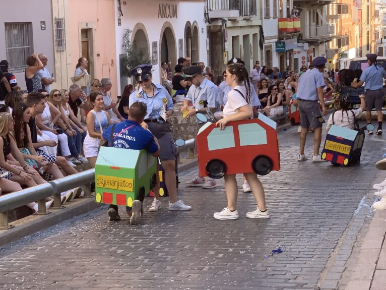 Una de las peñas participantes durante el desfile