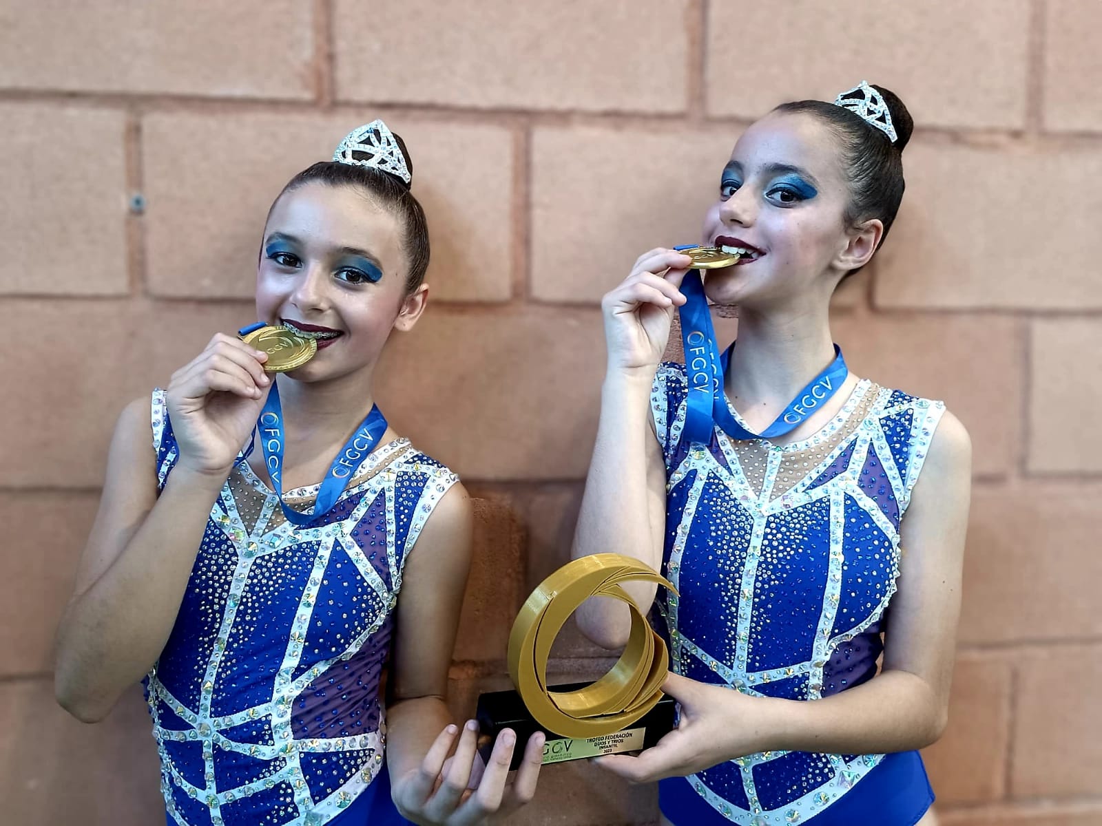 El dúo de gimnastas de Xàbia con las medallas