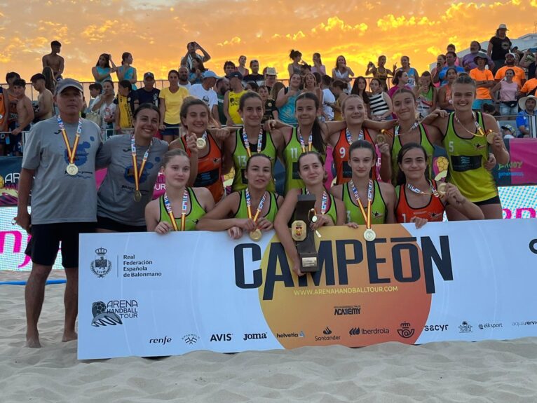 Equipo femenino del Club Handbol Xàbia en la competición Nacional