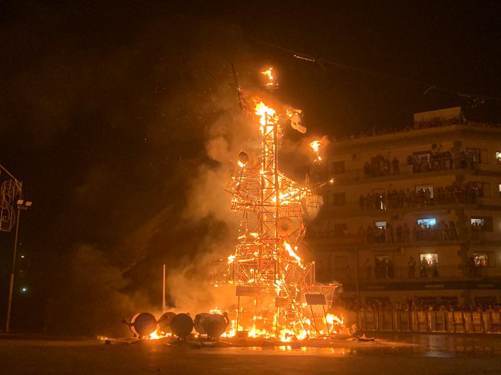 Foguera en llamas