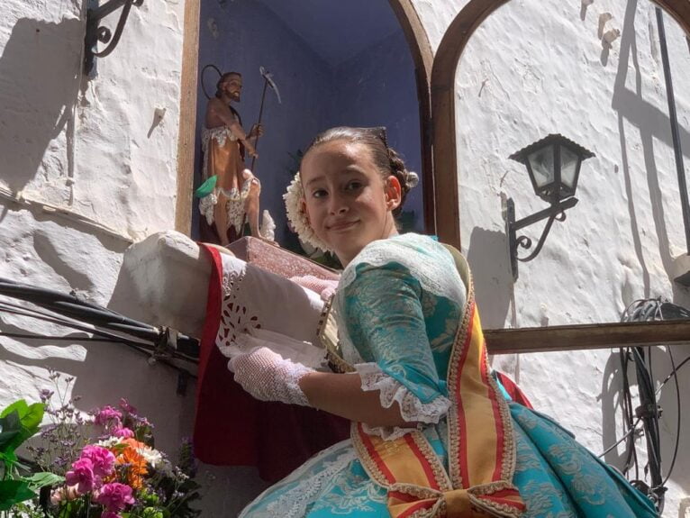 Júlia Leyda, regina infantil deposita la ofrenda en la hornacina de San Juan