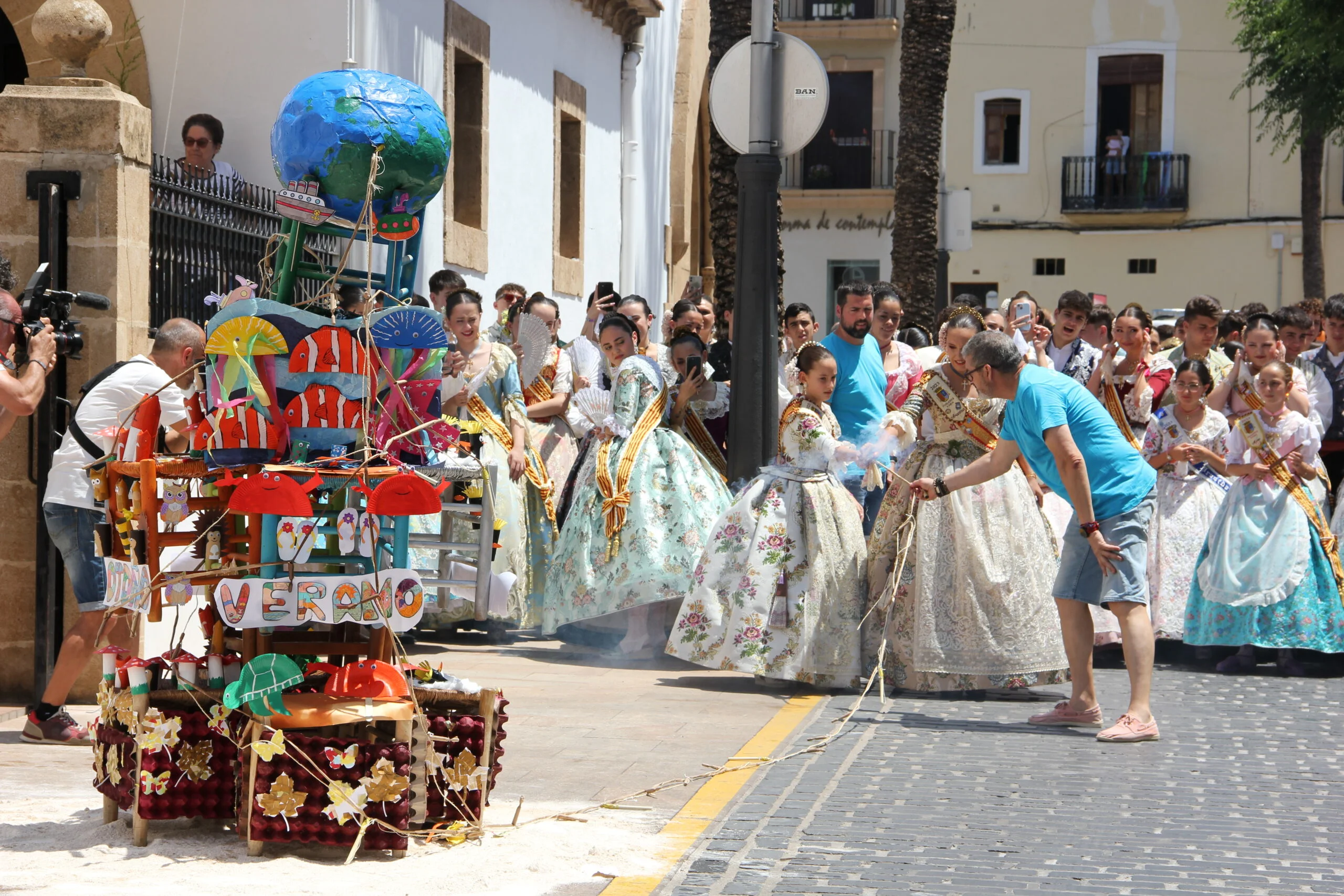 Las reinas prenden fuego a la mecha de la Cremà de la Foguera