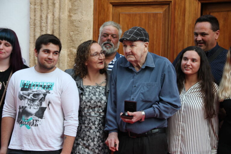 Manolo Buigues recibe el galardón de honor por su implicación en Fogueres