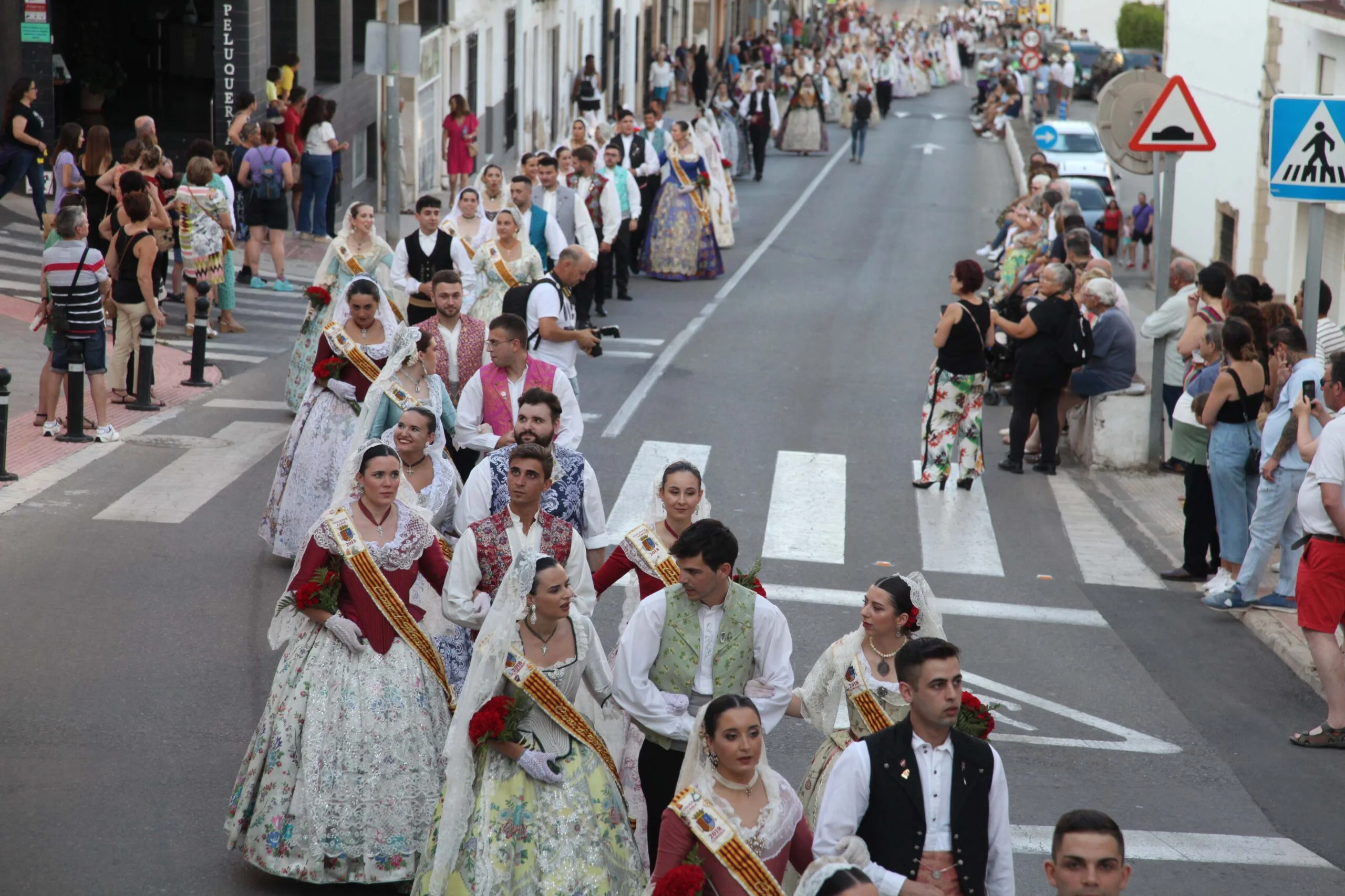 Miles de personas participan en la ofrenda de flores Fogueres Xàbia 2023