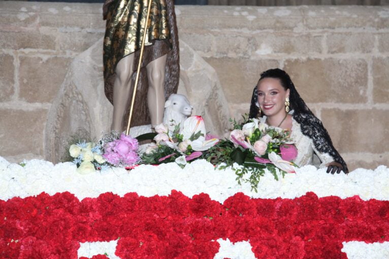 Ofrenda de flores Fogueres Xàbia 2023 - La Regina deposita el ramo a Sant Joan