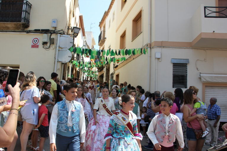 Pasacalle de calles engalanadas