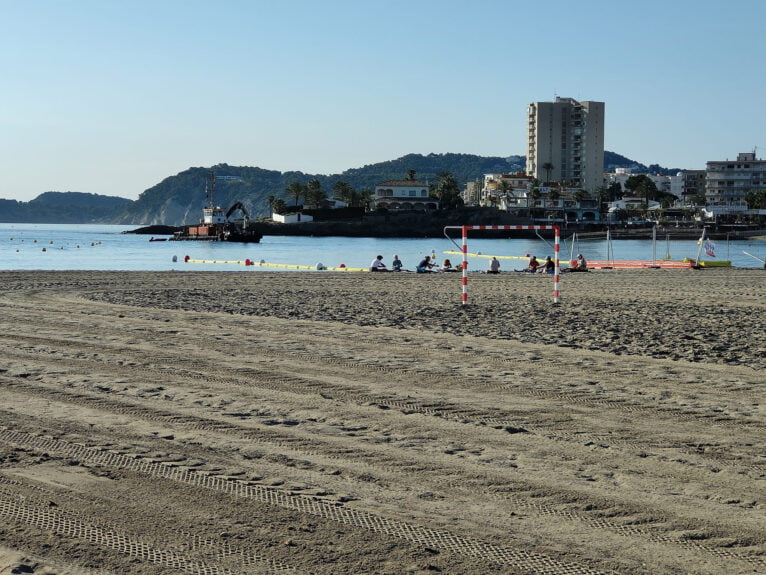 Playa del Arenal de Xàbia con maquinaria trabajando en el emisario