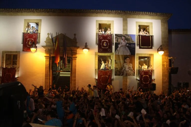 Peñas, quintos y vecinos dan la bienvenida a las fiestas de Fogueres 2023