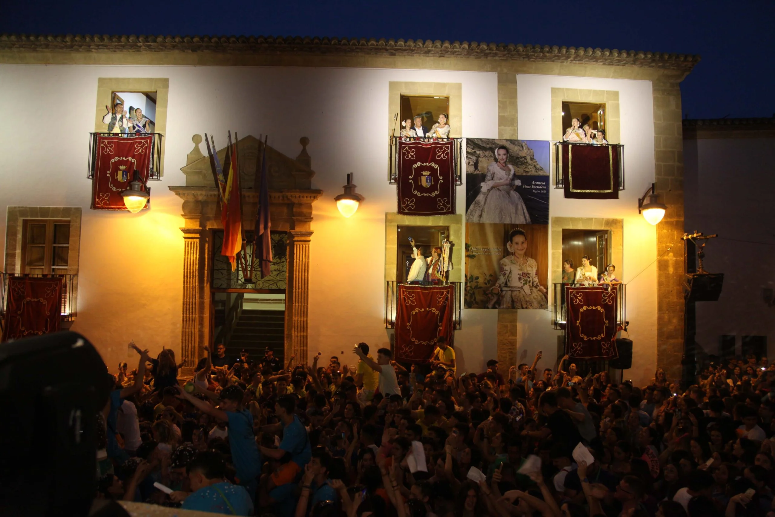 Peñas, quintos y vecinos dan la bienvenida a las fiestas de Fogueres 2023