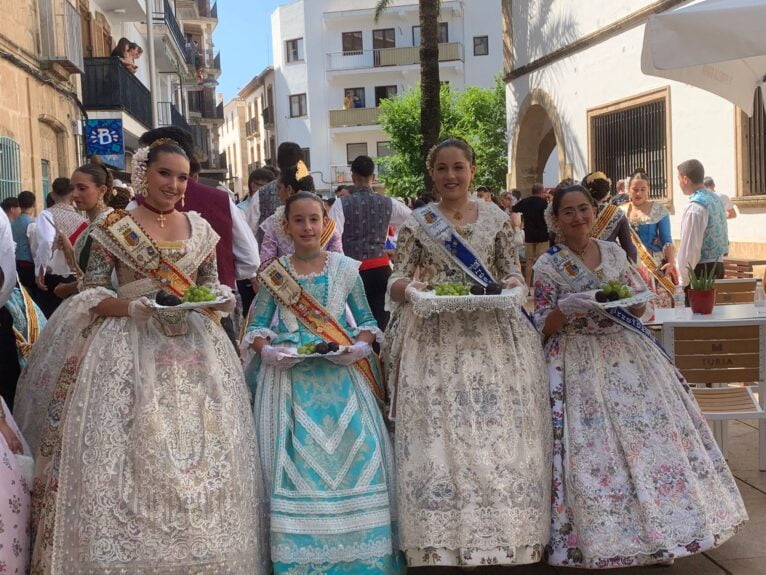 Reinas y presidentas con las ofrendas a Sant Joan