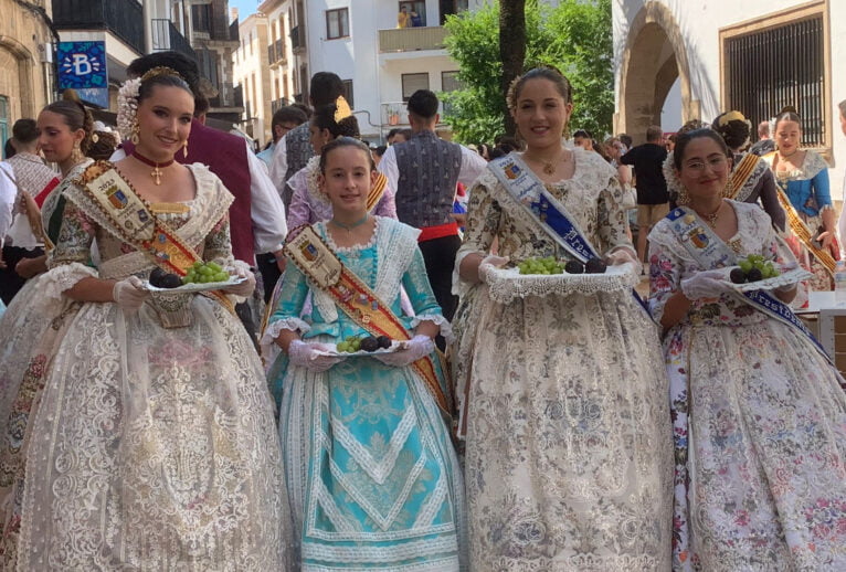 Reinas y presidentas con las ofrendas a Sant Joan destacada